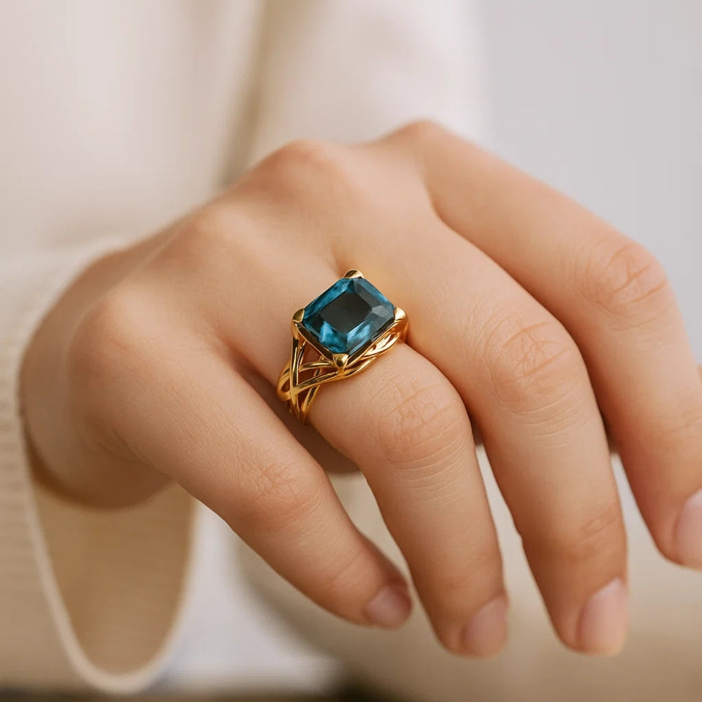 Vintage-Ring in Gold mit blauer Zirkonia