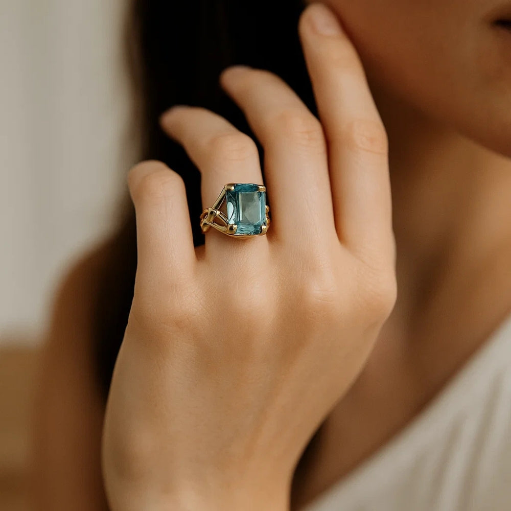 Vintage-Ring in Gold mit blauer Zirkonia